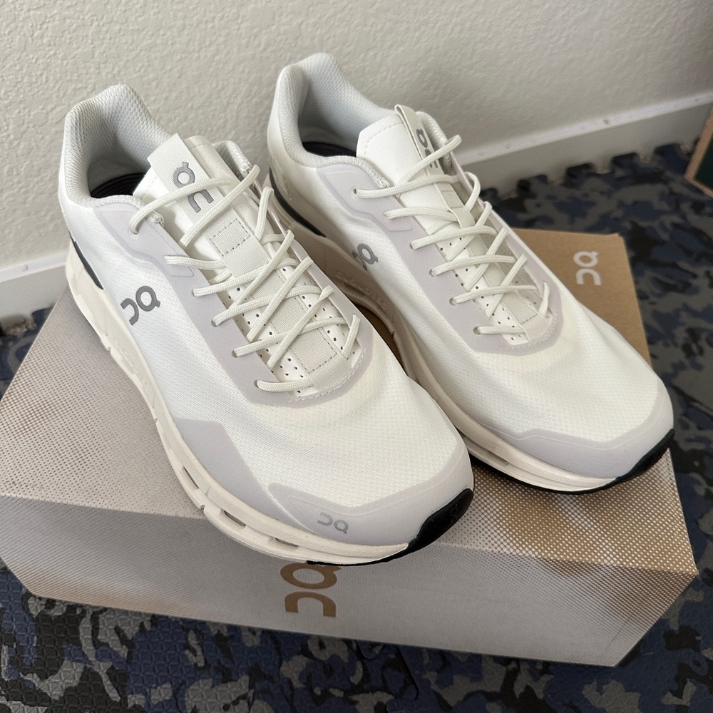 NEW IN BOX • On Cloudnova Form • White/Eclipse • Size 10.5